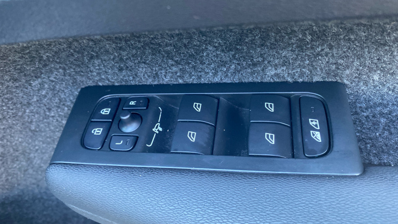 Volvo XC40 2.0 B4P Ultra Dark 5dr Auto Petrol Estate